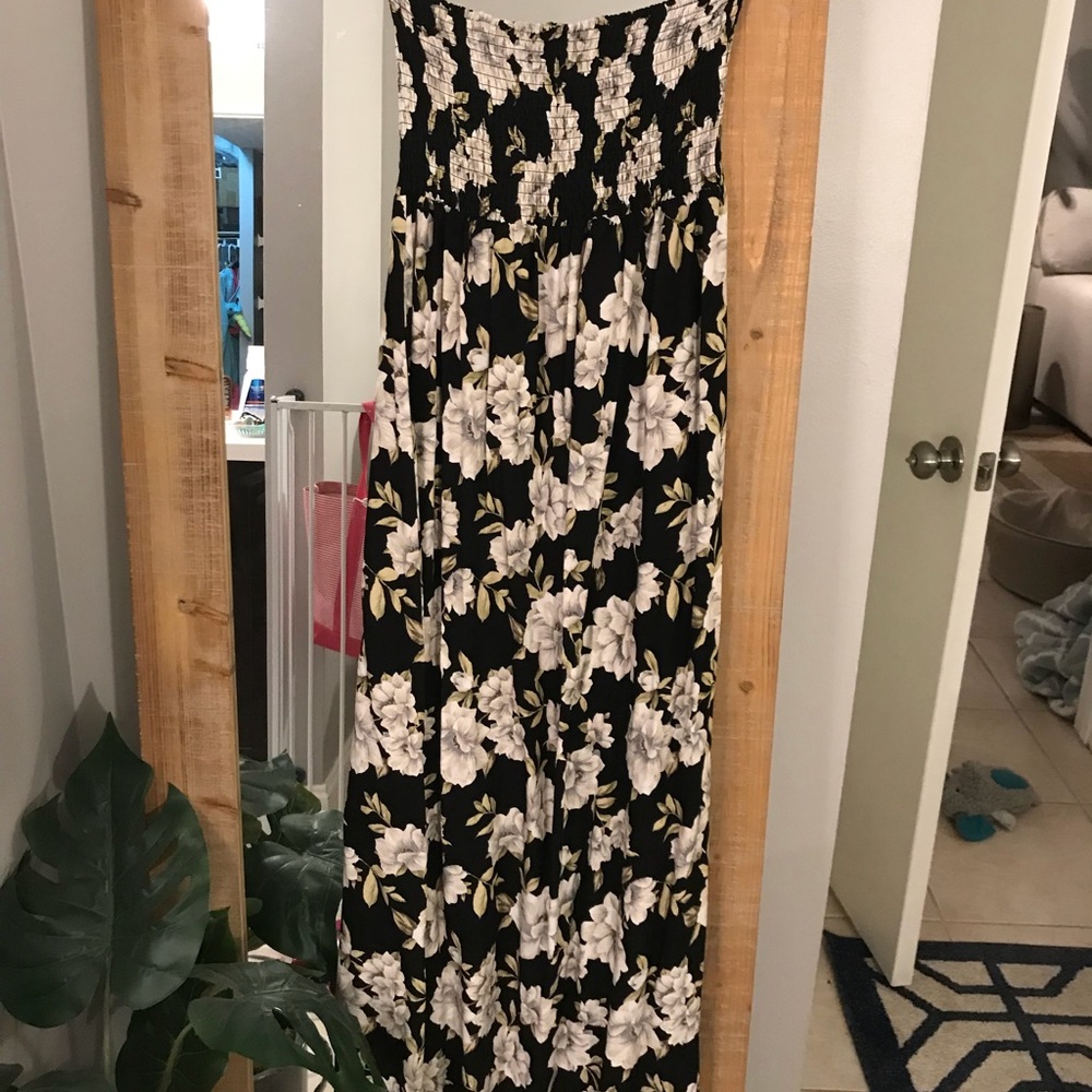 *NEW* Black floral strapless maxi dress